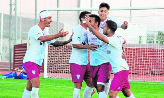 Los jugadores del Jumilla celebran el tanto del empate de Robles.