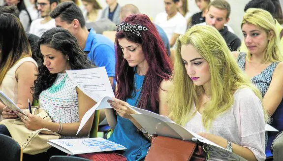 Grupo de estudiantes Erasmus, ayer en la Universidad Politécnica.