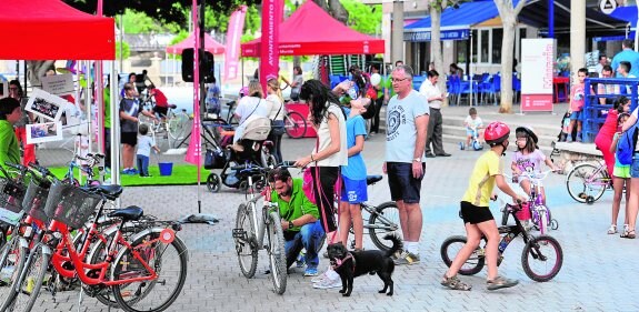 La pasarela Manterola es escenario de talleres para aprender a circular en bici y para realizar chequeos y arreglos gratuitos. 