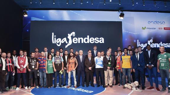 Campazzo, con la bufanda del UCAM, en la presentación de la Liga Endesa.
