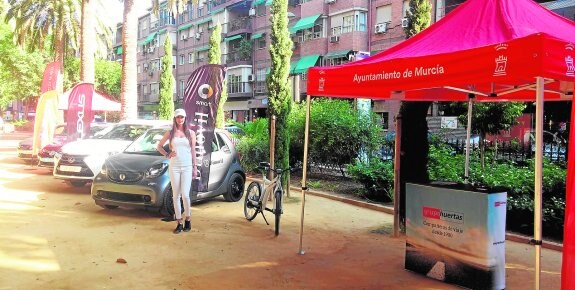 Exposición de vehículos de Grupo Huertas en el Jardín de Floridablanca. 