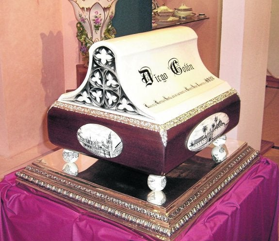 La caja de madera que alberga los restos de Diego se sustenta sobre cuatro bolas del mundo con los viajes de Colón impresos. A cada lado, grabados en cerámica de escenarios de la vida del marino. 