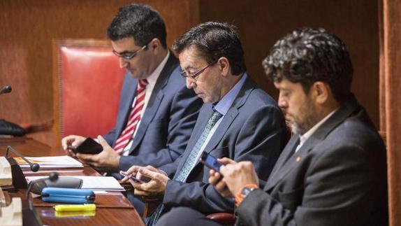 Tres parlamentarios de Ciudadanos, en un momento del Pleno de la Asamblea Regional. 