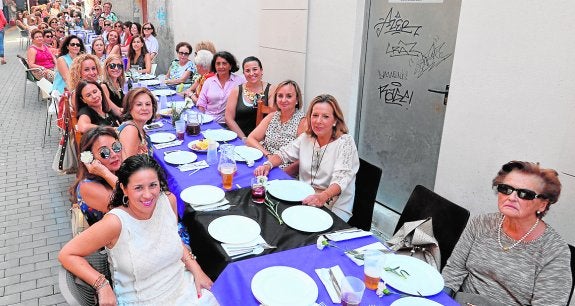  Integrantes del Coro de la Amargura a la espera de degustar el menú especial.