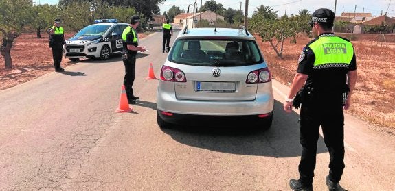 Un control de la Policía Local en el paraje fuentealamero de El Campillo de Arriba, cerca de Las Cuevas de Reyllo. 