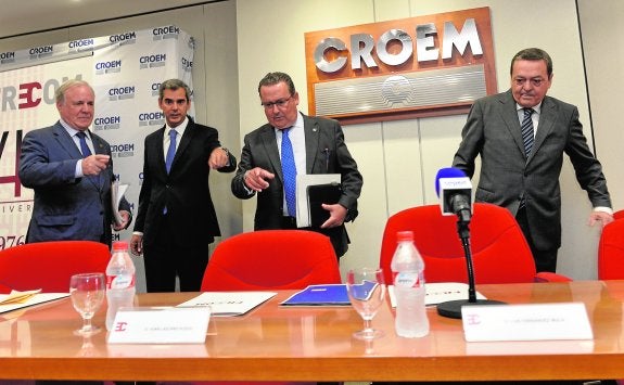 Enrique Fernández, Juan Lazcano, Luis Fernández Mula y José María Albarracín, en la asamblea de los constructores.