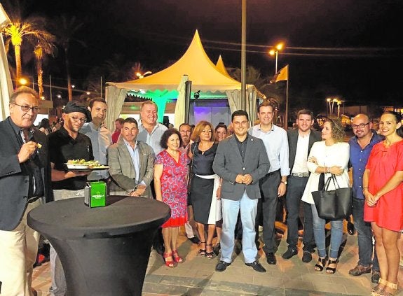 El alcalde y el director general de 'La Verdad', en el centro, anoche, con un grupo de invitados al estreno de Gastrotour.