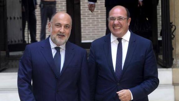 Francisco Pérez de los Cobos y Pedro Antonio Sánchez a la salida de la inauguración del foro. 