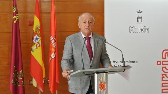 Roque Ortiz, concejal de Fomento, presentando la campaña de limpieza.