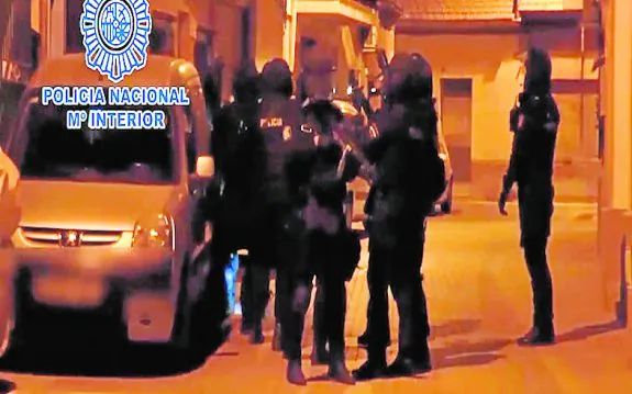 Despliegue policial, de madrugada, en la calle Lo Pagán de Barriomar.