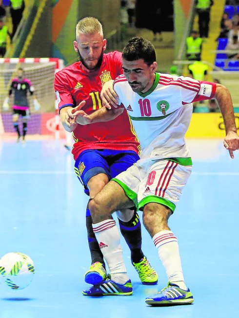 Miguelín disputa el balón a un jugador de Marruecos. 