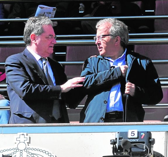 Desencuentro. Abarca y Coello, en un partido del pasado año, en el palco de la Nueva Condomina. 