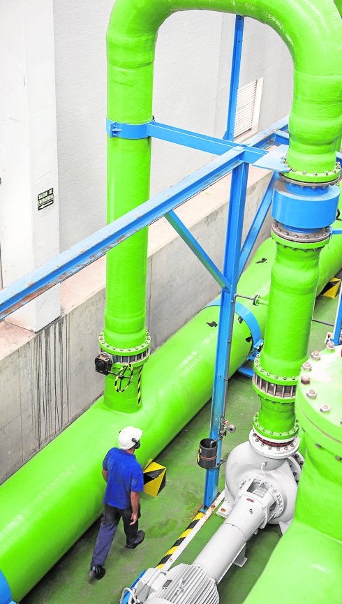Un trabajador en el interior de la desaladora, en una imagen de archivo. 