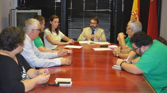La reunión del consejero con miembros de la PAH. 