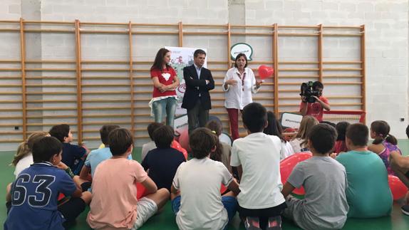 La consejera de Sanidad, Encarna Guillén, junto a representantes de la Sociedad Española de Cardiología y la Asociación 'Todo Corazón', durante la celebración del Día Mundial del Corazón con un grupo de niños del CEIP Nuestra Señora de Belén. 