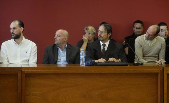 Vista general del banquillo de los acusados y de sus abogados defensores, ayer. 