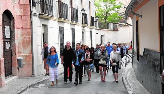Los representantes turísticos pasean por la calle Mayor.