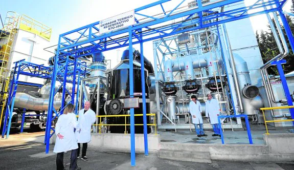 Varios trabajadores de Derivados Químicos, junto al nuevo oxidador de la planta de Alcantarilla, inaugurado ayer.