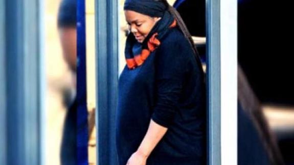 Janet Jackson, ya luce su barriguita de mamá. 