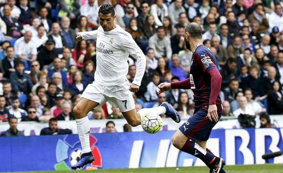 Cristiano Ronaldo en un partido del Real  Madrid contra el Éibar a finales de la última temporada de la Liga. 