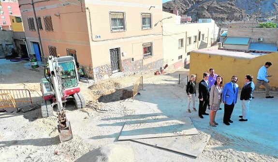 Visita de Rivera y Jódar a las obras de mejora en el barrio de San Cristóbal. 