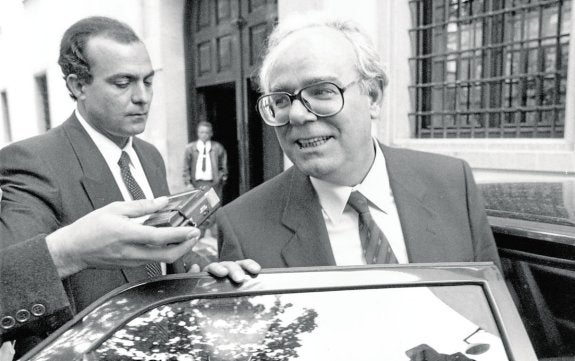 Carlos Collado abandona San Esteban el 15 de abril de 1993. Un día después anunciaría su dimisión como presidente de la Comunidad, forzado por sus propios compañeros de partido.