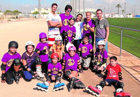Miriam, al fondo y con camiseta clara, junto a los alumnos.