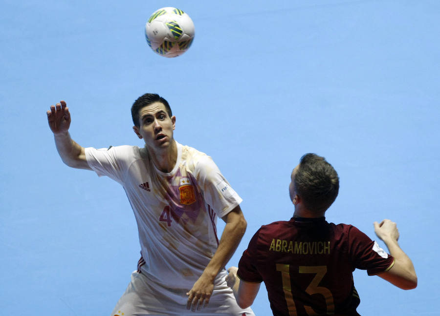 Bebe disputa un balón con un jugador ruso en el Mundial de Colombia.
