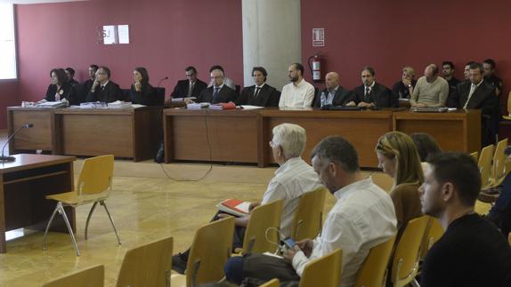 Vista del palco de acusados durante el juicio del 'caso Visser'.