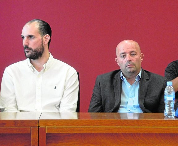 El principal procesado, Juan Cuenca, junto al rumano Constantín Stan, en la primera sesión.