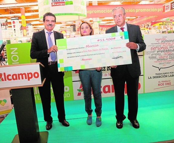 Entrega del cheque por parte de Alcampo a la representante de Cruz Roja. 