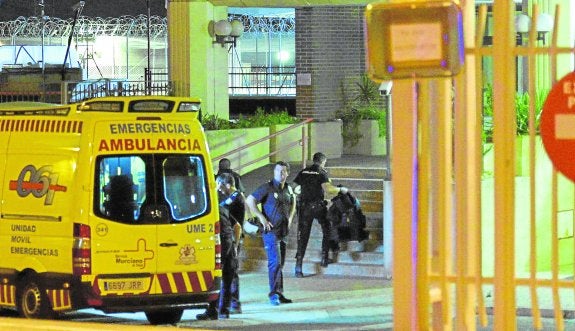 Una ambulancia en la puerta del CIE, la noche del miércoles, tras producirse el motín en el que se fugaron 67 internos.