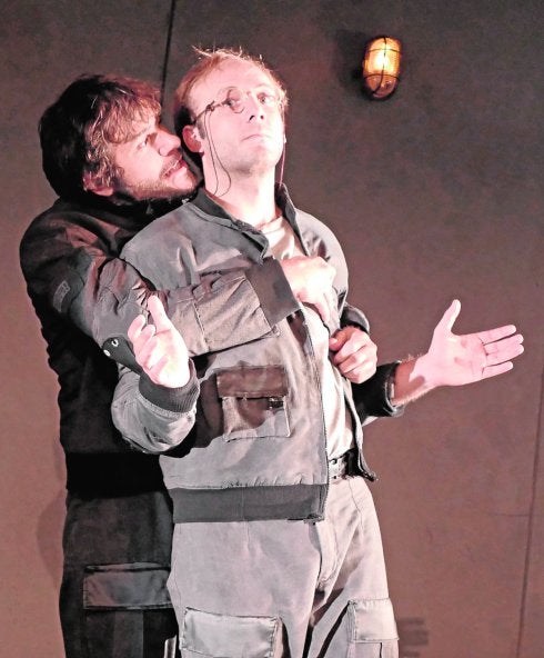Los actores Iván Hermés y Carlos Martos, en una escena de 'Escuadra hacia la muerte'.