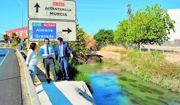 El consejero y el alcalde, en la zona que se habilitará el paso.
