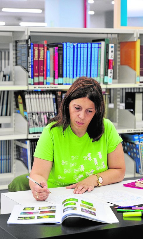 Rita Iglesias, estudiando el temario de la oposición en la biblioteca Juan Carlos I de Murcia
