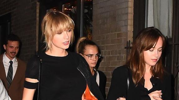 Taylor Swift con Dakota Johnson y Cara Delevigne.