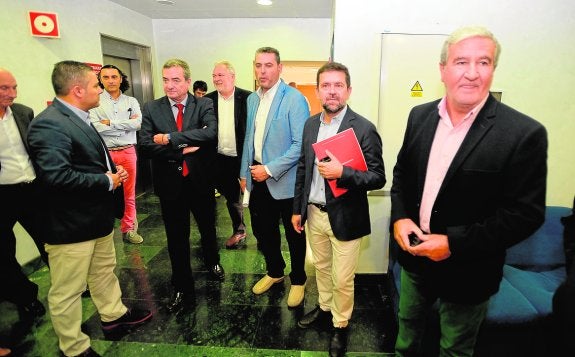 Joaquín Gómez, Juan Marín y Santiago Martínez, entre los comparecientes de ayer.