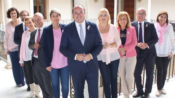 El equipo de Gobierno se viste de rosa contra el cáncer de mama. 
