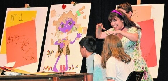 La ilustradora Violeta Monreal, junto a unos niños. 