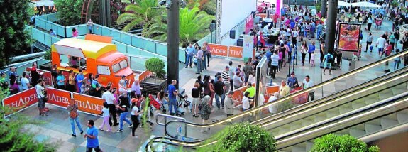 Ambiente en la plaza de la Noria, en el centro comercial Thader.