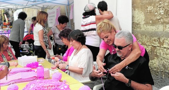 Hombres y mujeres tejieron ayer 'por la vida' en Santo Domingo, en Murcia.