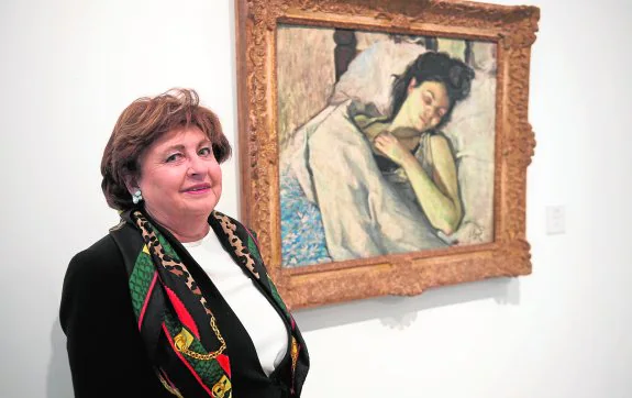 Clotilde Conejo, hija del pintor Andrés Conejo, junto al retrato de su madre, la murciana Clotilde Moreno, depositado en el Mubam.