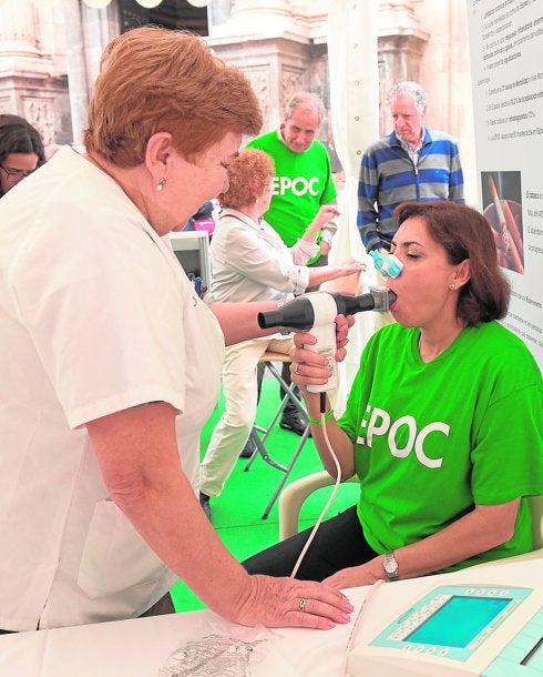 La consejera, ayer, sometiéndose a un test pulmonar.