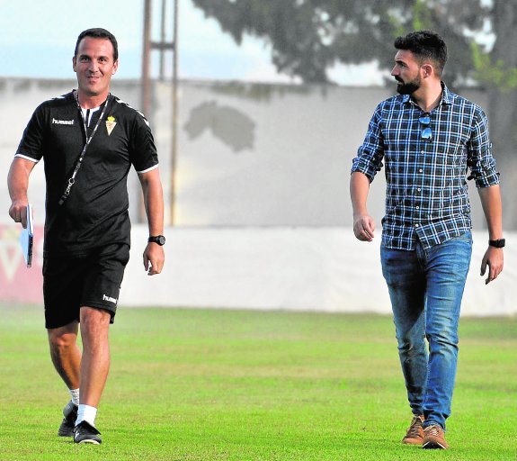 Paco García y Fernández Romo, en el césped de Cobatillas.