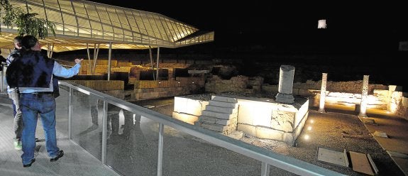 Momento de la prueba de la iluminación del parque arqueológico del Molinete.