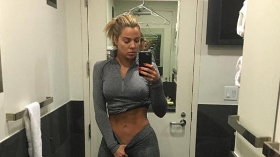 Khloe Kardashian está pensando en aumentar sus pechos