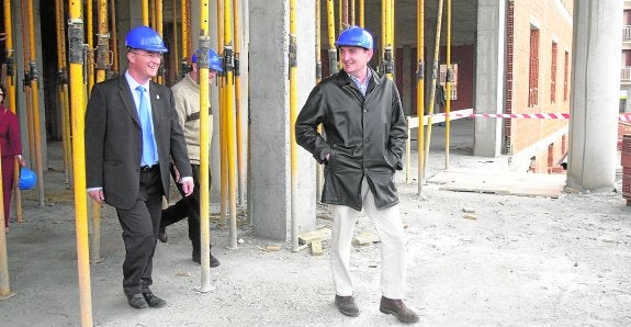 El entonces alcalde, Juan Escudero, y el arquitecto municipal, Mariano Ayuso, sonriendo durante una visita a las obras del Consistorio en 2002.