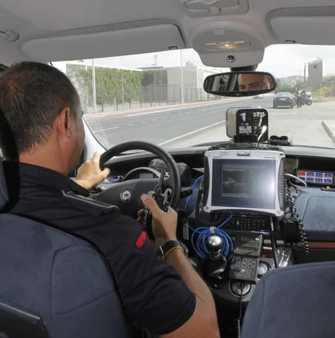 Un agente de la Policía Local durante un control, en la carretera de Cala Cortina.