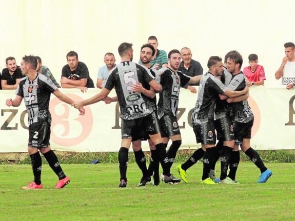 Los jugadores del Lorca celebran el único gol del encuentro.