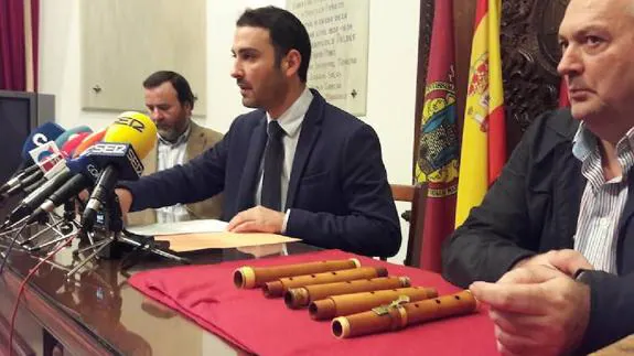 El concejal de Cultura, Agustín Llamas, presentando el instrumento hallado. 